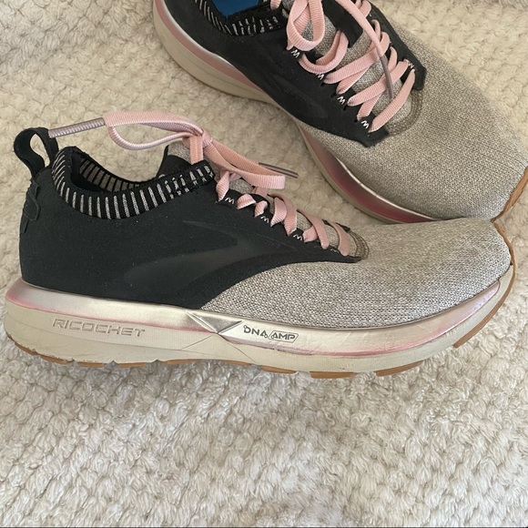 Brooks ricochet shoes women size 7.5 good condition - Picture 3 of 4